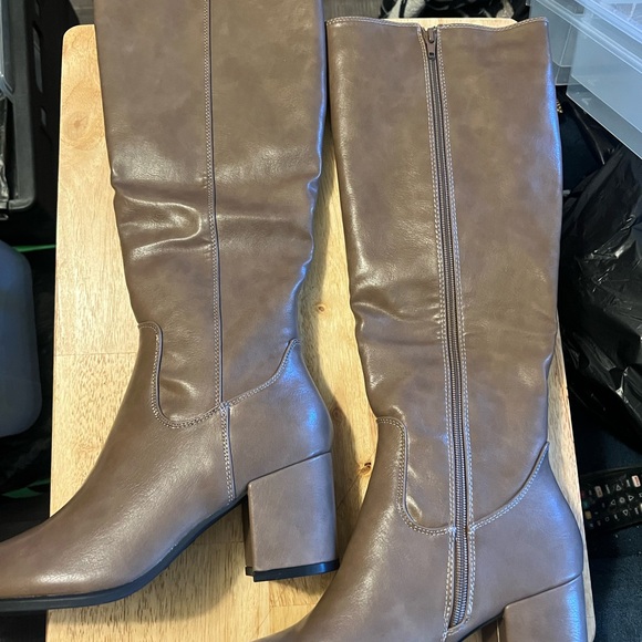 Brown long boots - Picture 1 of 3